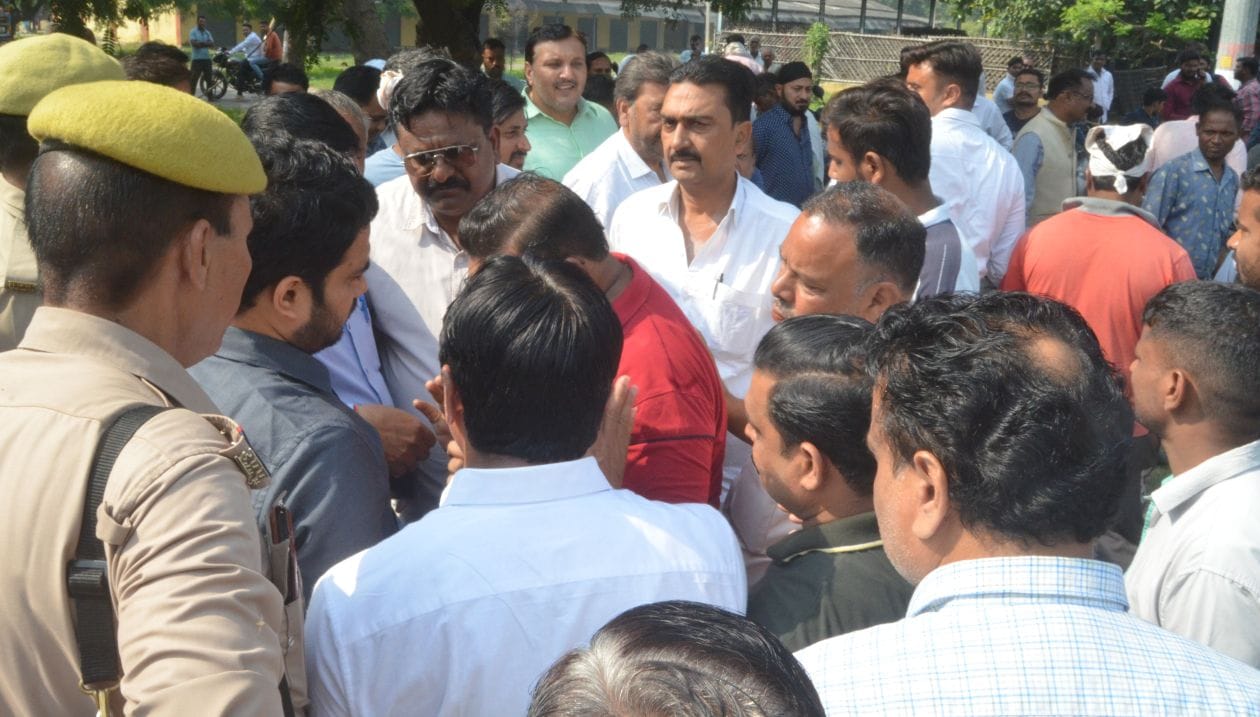 नवीन मंडी में एसडीएम से बात करते व्यापारी। संवाद नवीन मंडी में एसडीएम से बात करते व्यापारी। संवाद
