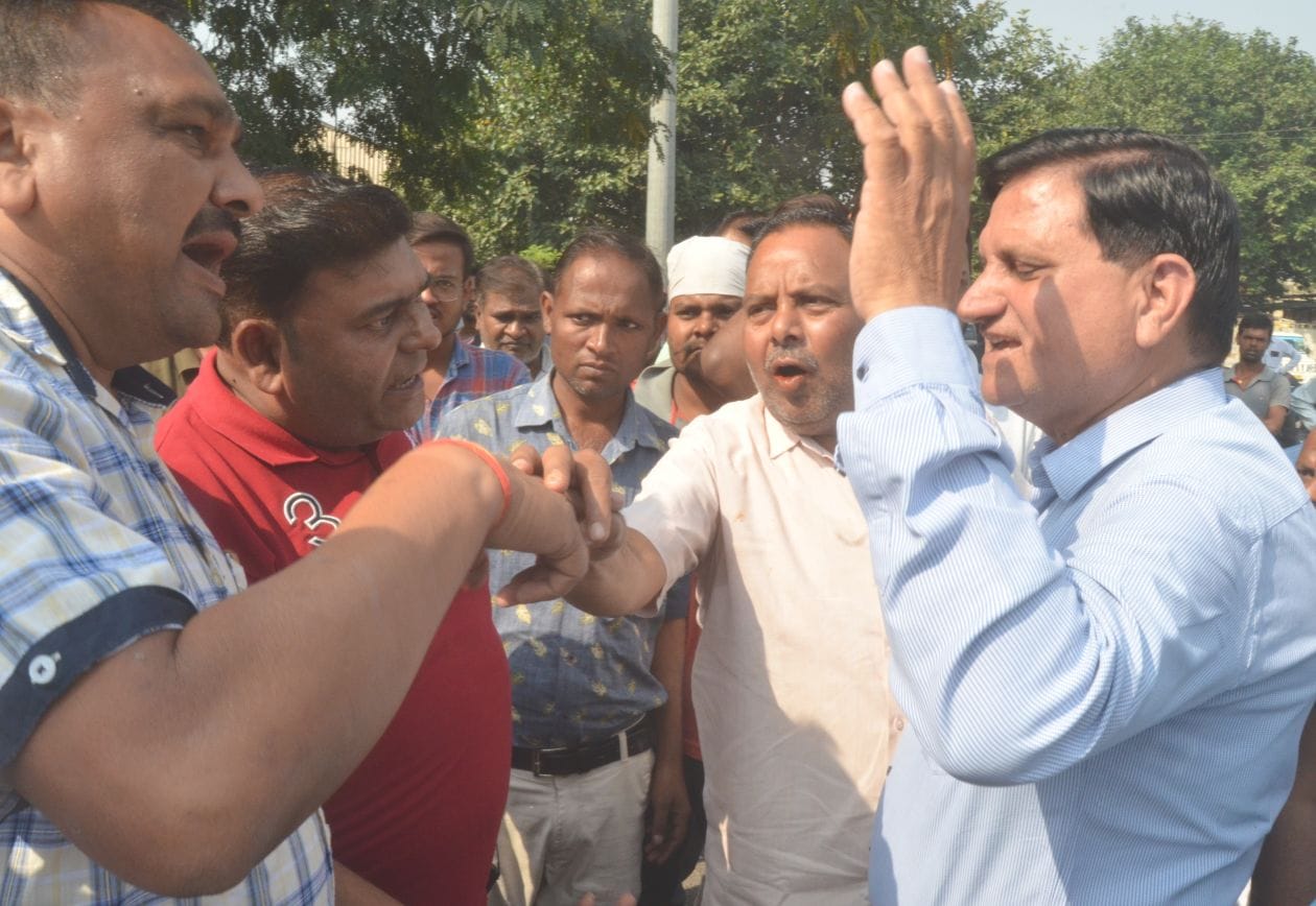 नवीन मंडी में मंडी समिति के कर्मचारी से नोंकझोक करते व्यापारी। संवाद नवीन मंडी में मंडी समिति के कर्मचारी से नोंकझोक करते व्यापारी। संवाद