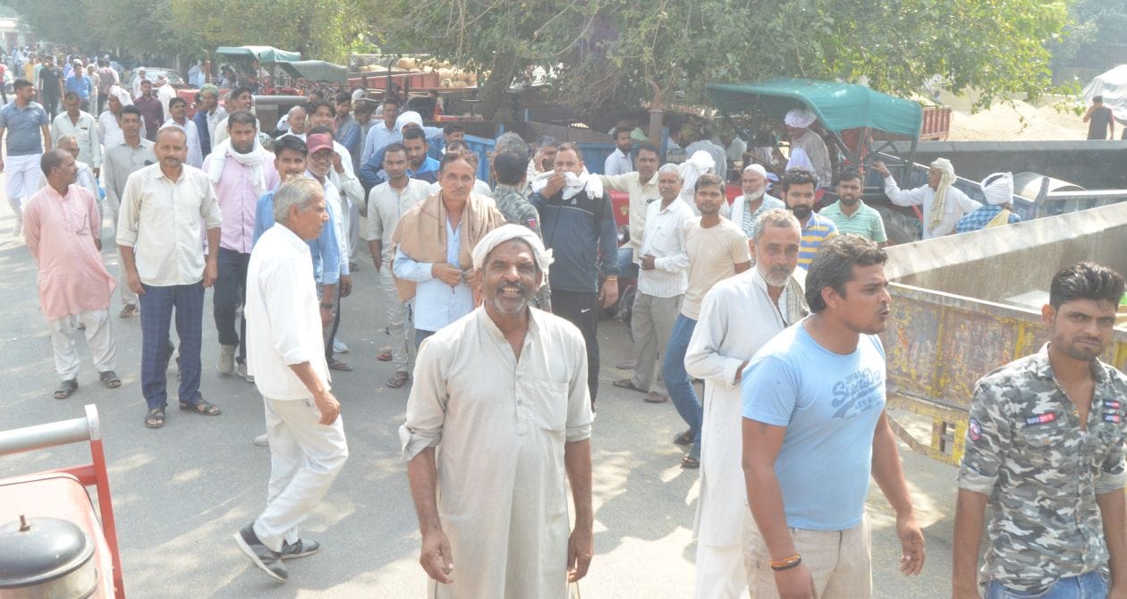 नवीन मंडी में व्यापारियों द्वारा मंडी बंद करने के बाद खडे ग्रामीण । संवाद नवीन मंडी में व्यापारियों द्वारा मंडी बंद करने के बाद खडे ग्रामीण । संवाद