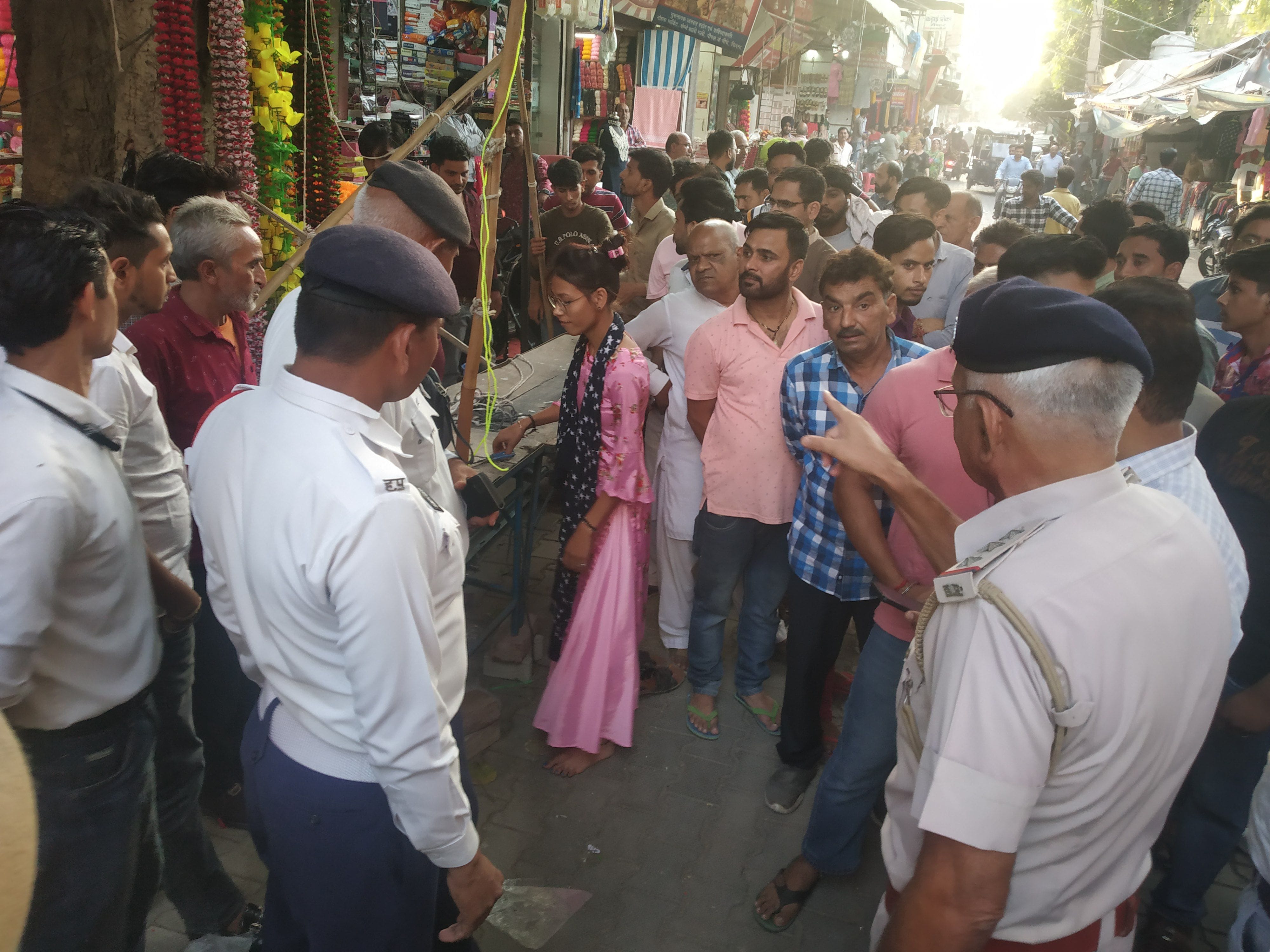 पेड़ के नीचे सजा रखी दुकान को हटवाते यातायात थाना प्रभारी इंस्पेक्टर बहादुर सिंह। संवाद पेड़ के नीचे सजा रखी दुकान को हटवाते यातायात थाना प्रभारी इंस्पेक्टर बहादुर सिंह। संवाद