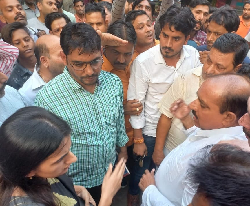 रामपुर मनिहारान में नमूने लेने पर एसडीएम का विरोध करते भाजपाई और व्यापारी नेता रामपुर मनिहारान में नमूने लेने पर एसडीएम का विरोध करते भाजपाई और व्यापारी नेता