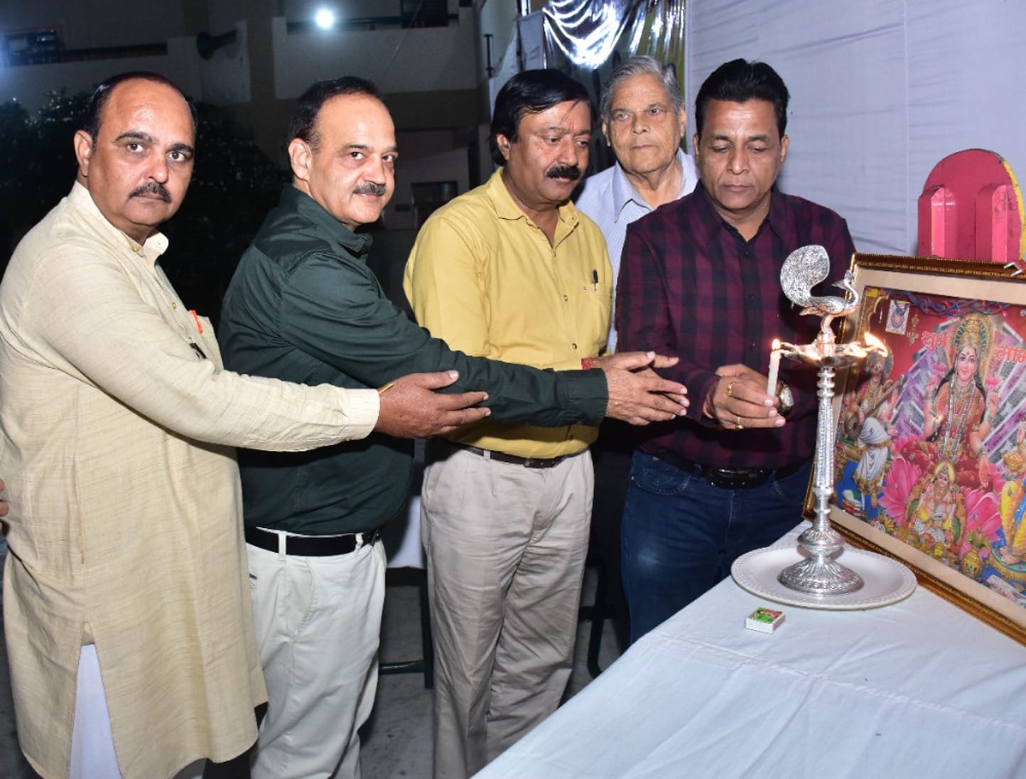 शामली में भारतीय विद्यार्थी संगम के दीपावली पारिवारिक मिलन समारोह का दीप जला कर शुभारंभ करते पू?