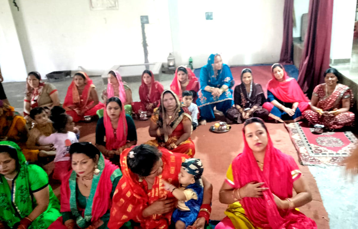 दिल्ली रोड स्थित बालाजी मंदिर में आहोई पर पूजन करते महिलाएं दिल्ली रोड स्थित बालाजी मंदिर में आहोई पर पूजन करते महिलाएं