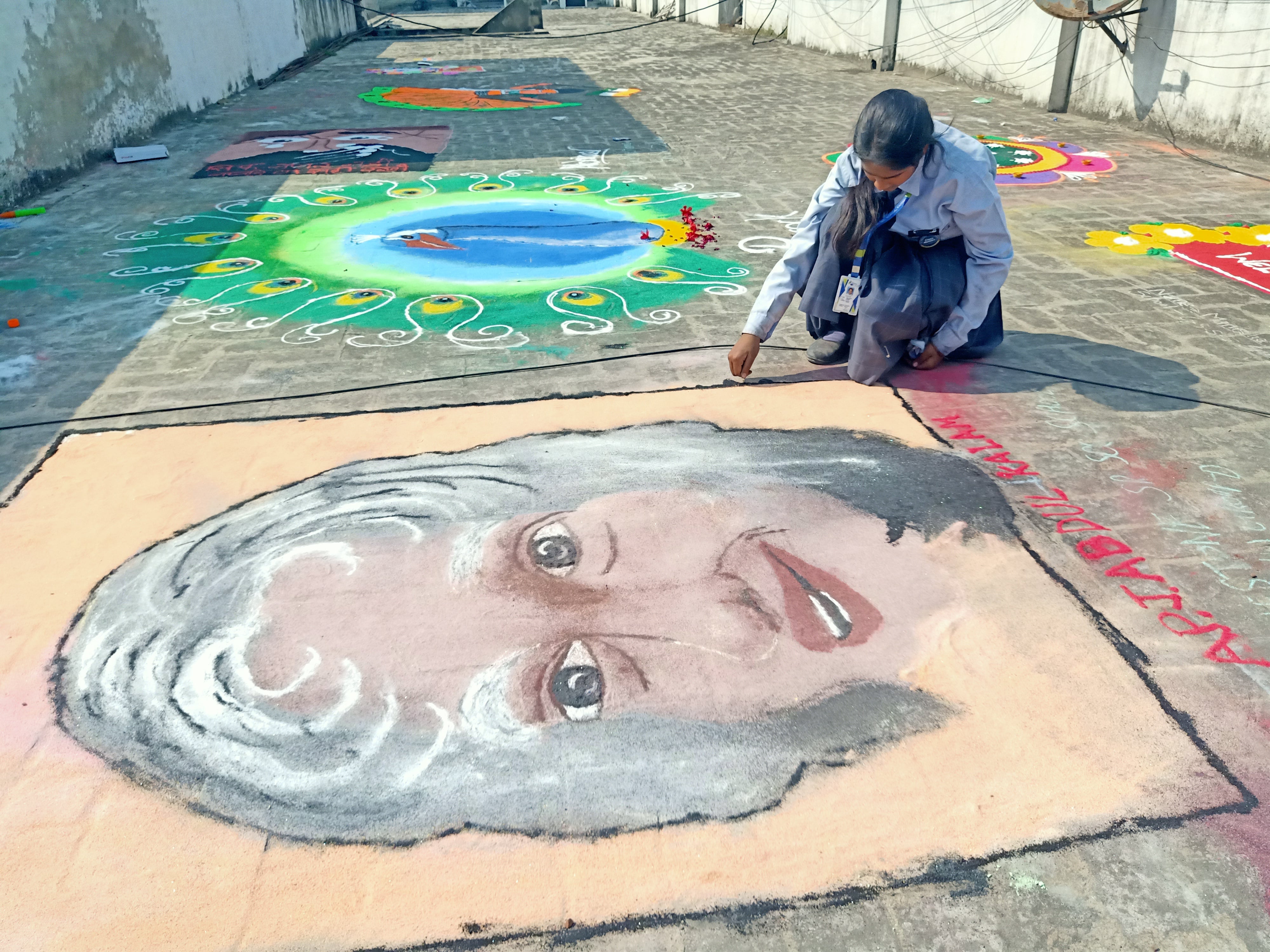 56-कैथल। बाल भवन में रंगोली द्वारा पूर्व राष्ट्रपति अब्बदूल कलाम का चित्रत बनाती प्रतिभागी छात्र? 56-कैथल। बाल भवन में रंगोली द्वारा पूर्व राष्ट्रपति अब्बदूल कलाम का चित्रत बनाती प्रतिभागी छात्र?