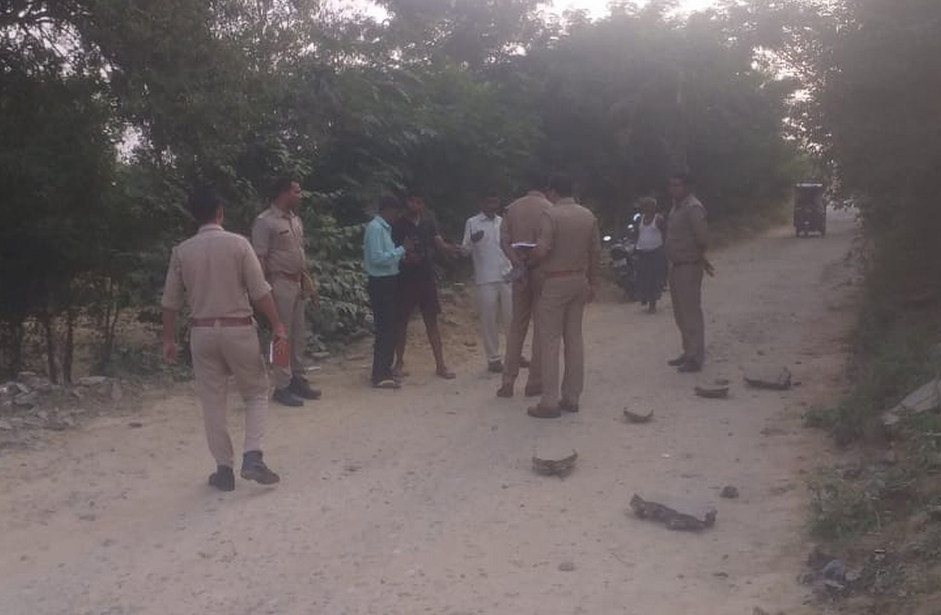 अमरौली-सैदपुर रोड पर इसी जगह सेवानिवृत्त अध्यापक को मारी गई गोली, छानबीन करती पुलिस। संवाद अमरौली-सैदपुर रोड पर इसी जगह सेवानिवृत्त अध्यापक को मारी गई गोली, छानबीन करती पुलिस। संवाद