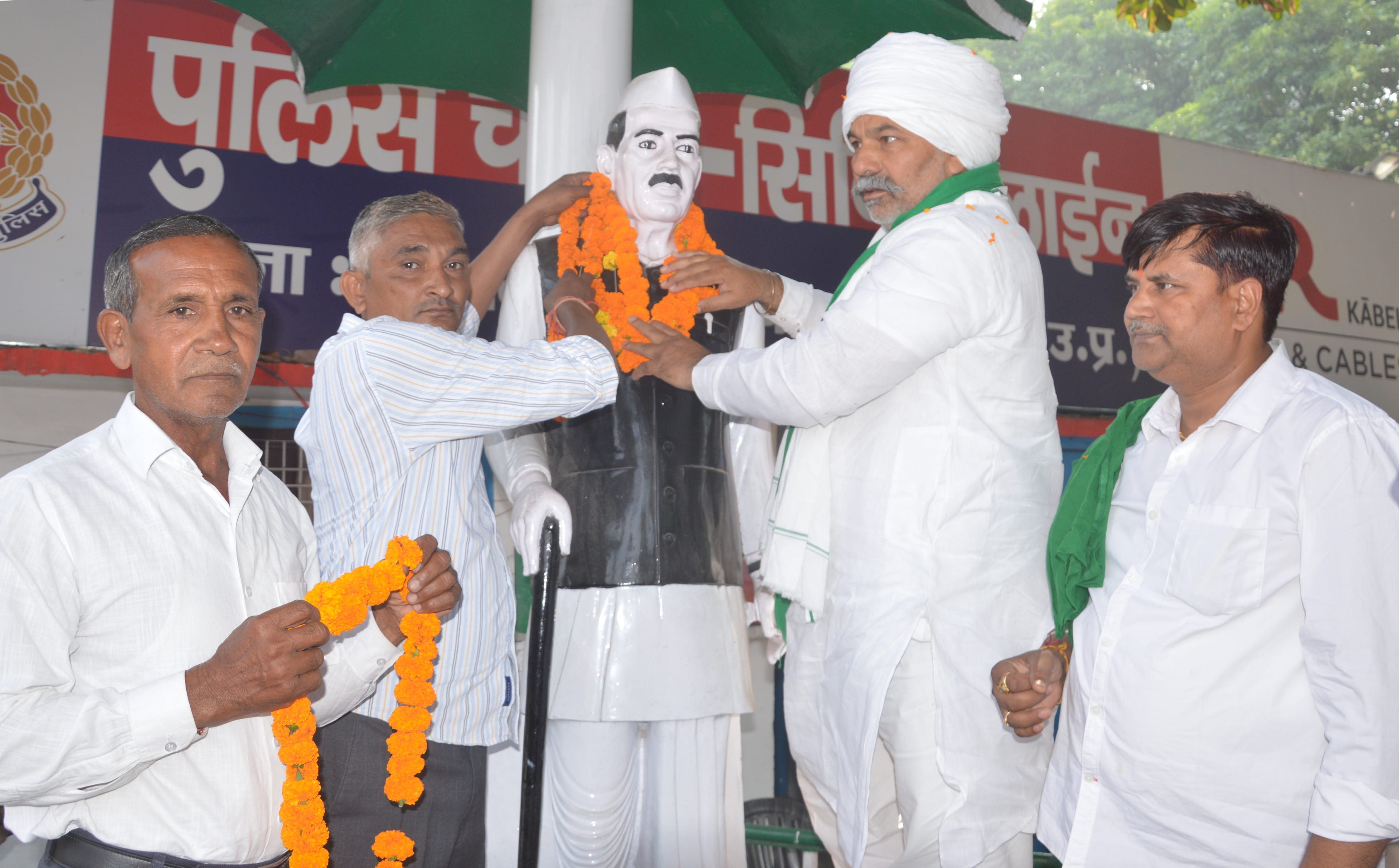 बिजनौर में चौधरी चरण सिंह प्रतिमा पर माल्यार्पण करते भाकियू के राष्ट्रीय प्रवक्ता राकेश टिकैत। बिजनौर में चौधरी चरण सिंह प्रतिमा पर माल्यार्पण करते भाकियू के राष्ट्रीय प्रवक्ता राकेश टिकैत।
