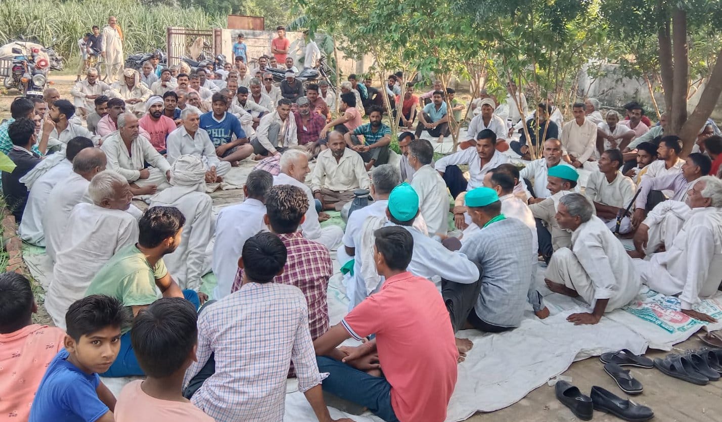 चौसाना क्षेत्र के गांव खेड़ी खुशनाम बिजली उपकेंद्र पर  धरने पर बैठे भारतीय किसान मजूदर संगठन के क