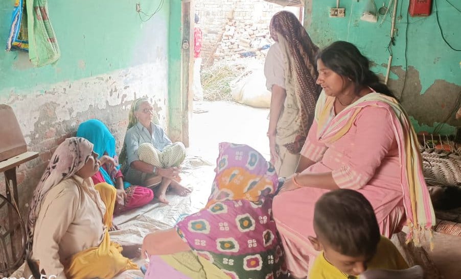 झिंझाना क्षेत्र के गांव मछरौली में विलाप करते मृतक के परिजन। झिंझाना क्षेत्र के गांव मछरौली में विलाप करते मृतक के परिजन।