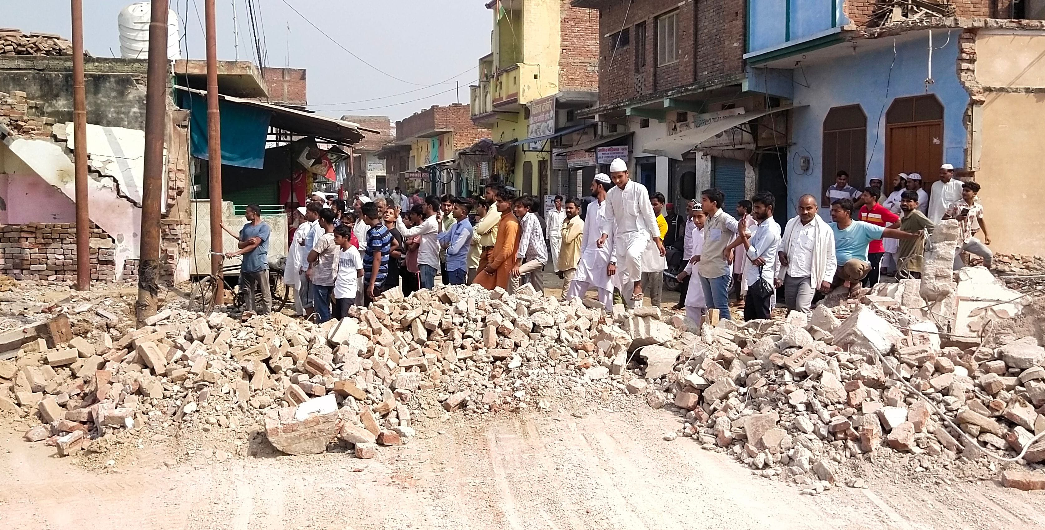 झिंझाना क्षेत्र के गांव टपराना में मदरसे का टूटने के बाद इकट्ठा भीड़। झिंझाना क्षेत्र के गांव टपराना में मदरसे का टूटने के बाद इकट्ठा भीड़।