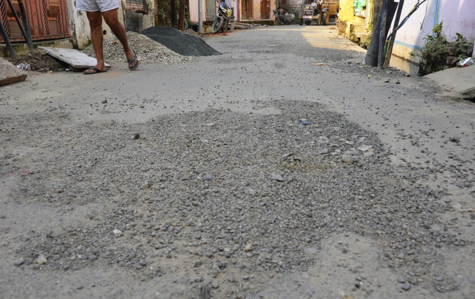 काली मंदिर से कायस्थ धर्मशाला को जाने वाली सड़क की हालत। संवाद काली मंदिर से कायस्थ धर्मशाला को जाने वाली सड़क की हालत। संवाद
