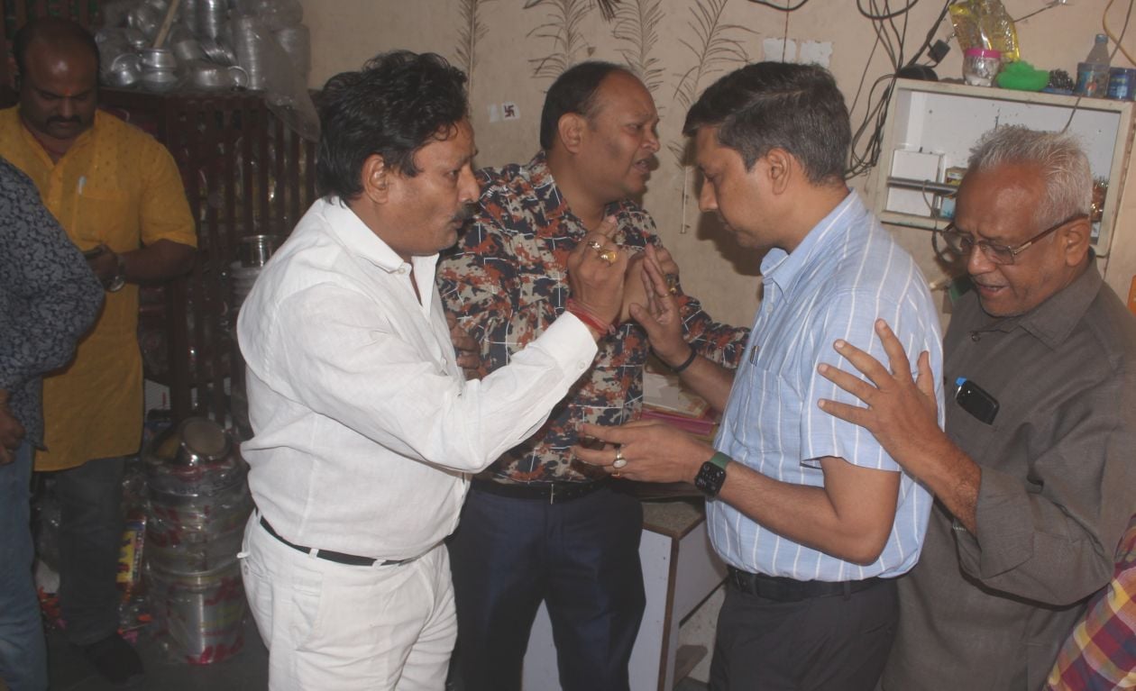 माता मोह्हले में जीएसटी टीम का विरोध करते व्यापारी । संवाद माता मोह्हले में जीएसटी टीम का विरोध करते व्यापारी । संवाद