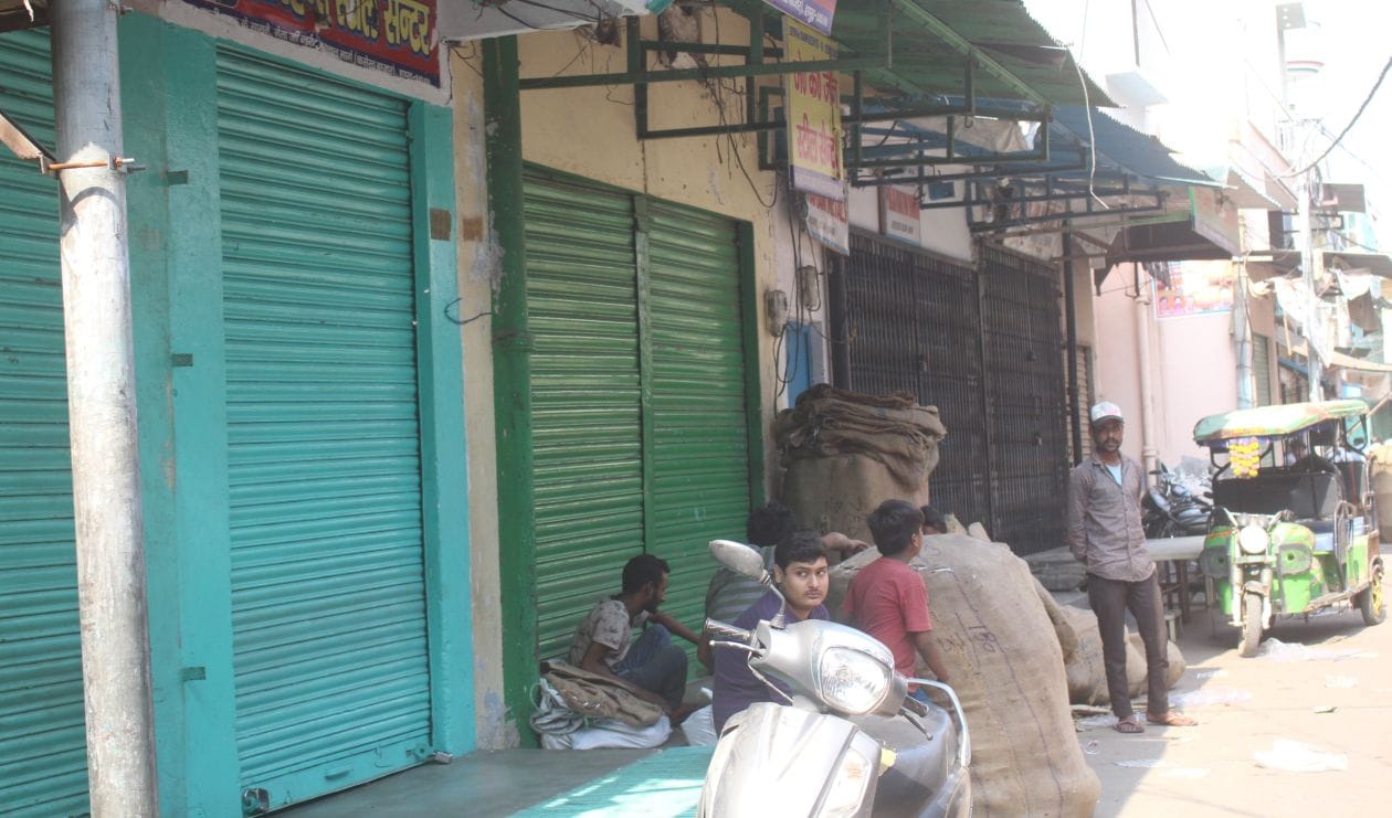 माता मोह्हले में जीएसटी टीम के विरोध में दुकानदारों द्वारा बंद की गयी दुकाने । संवाद माता मोह्हले में जीएसटी टीम के विरोध में दुकानदारों द्वारा बंद की गयी दुकाने । संवाद