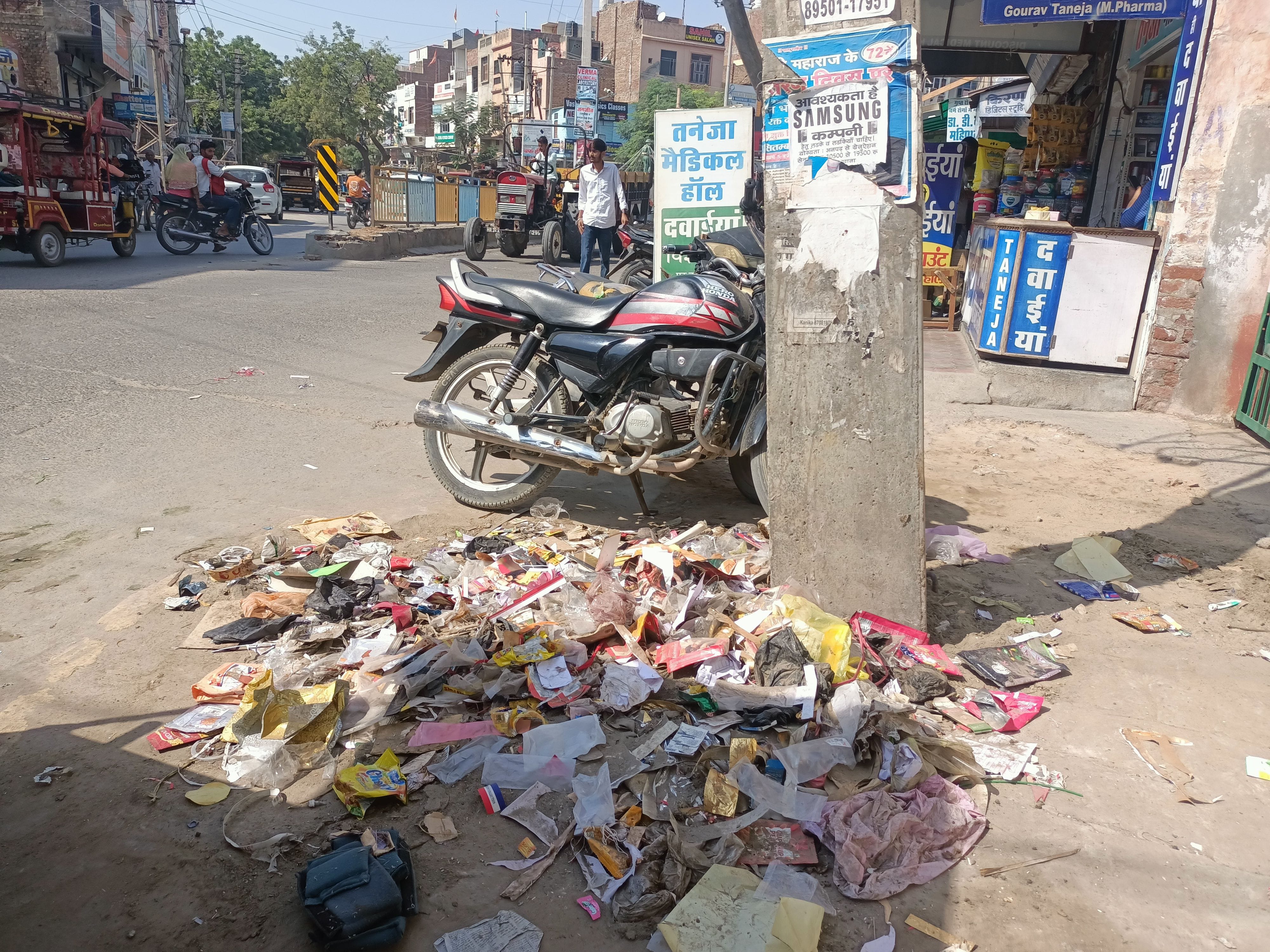 सफाई कर्मचारियों की हड़ताल के चलते सड़क पर बिखरा कूड़ा। संवाद