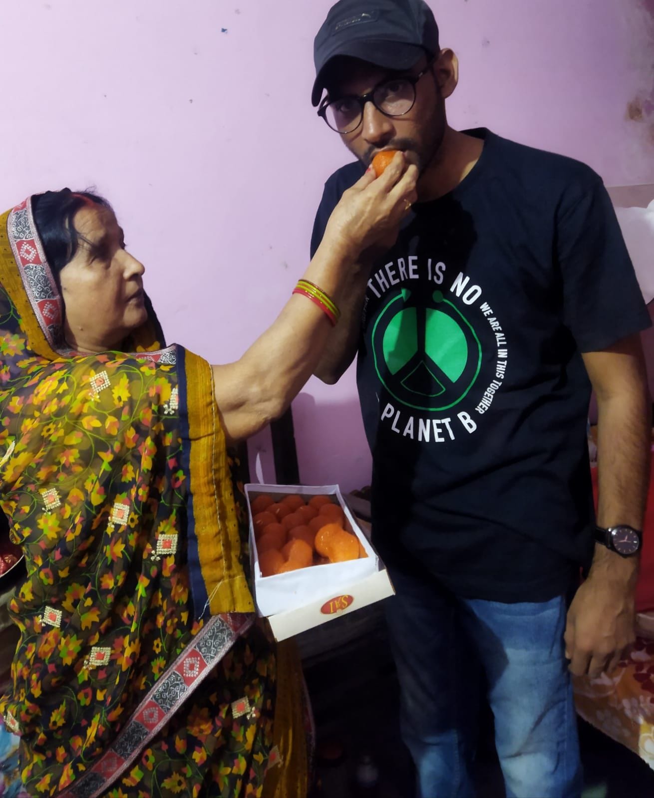 सफलता पर नीरज को मिठाई खिलातीं उनकी मां। संवाद। सफलता पर नीरज को मिठाई खिलातीं उनकी मां। संवाद।