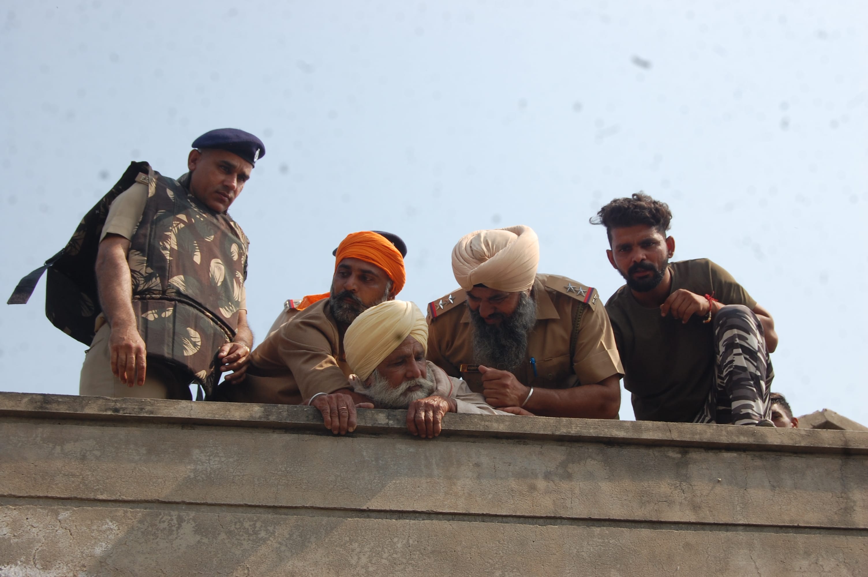29-कैथल। मकान की उपर वाली मंजिल पर चढ़ कर आत्मदाह की कोशिश करने वाले आरोपी सेवा सिंह को पकड़ते पुलि?