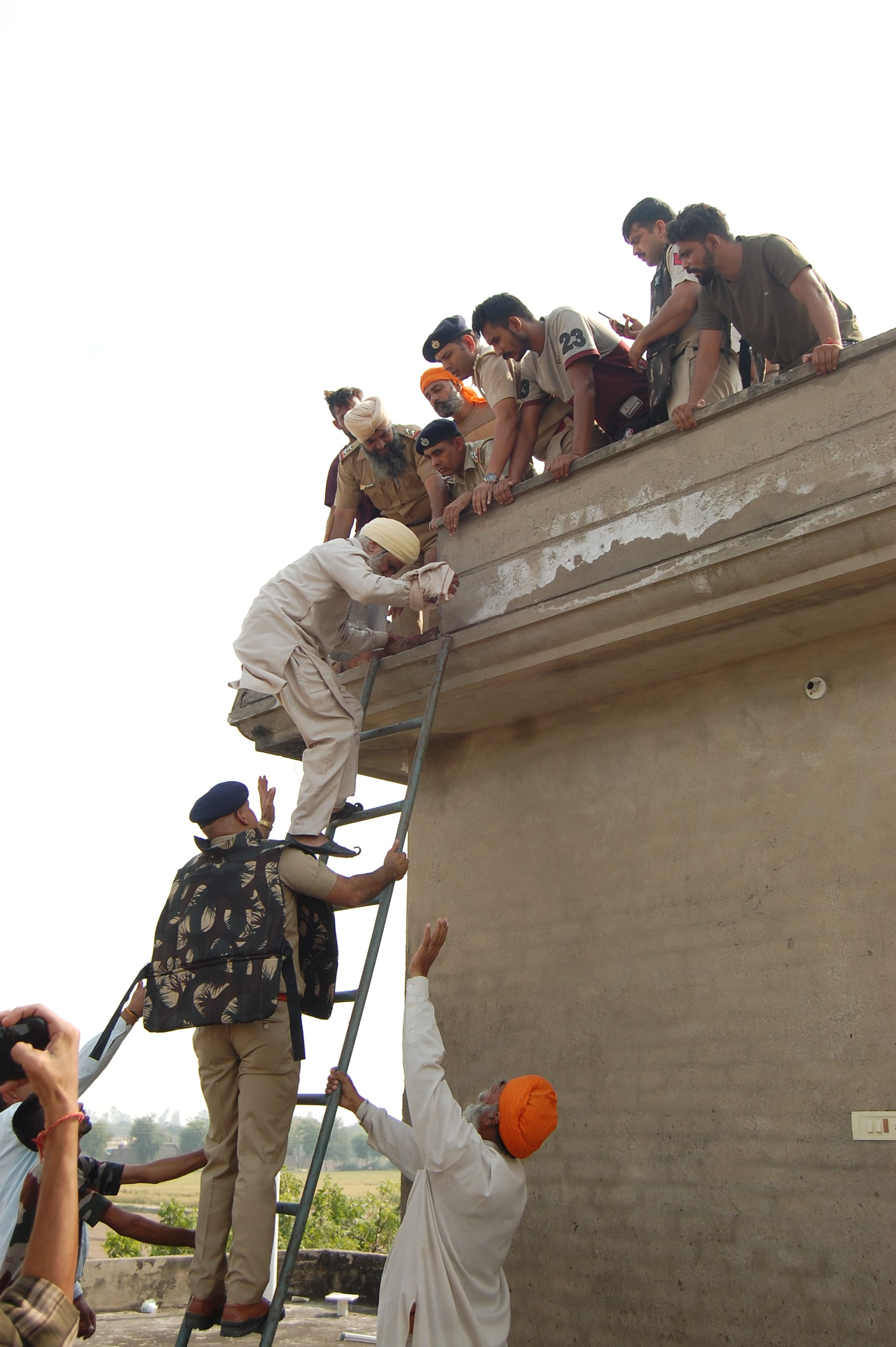 30-कैथल।  मकान की उपर वाली मंजिल पर चढ़े सेवा सिंह को नीचे उतरवाते डीएसपी रविंद्र सांगवान।