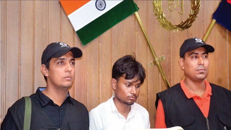 पुलिस की गिरफ्त में आरोपी पति