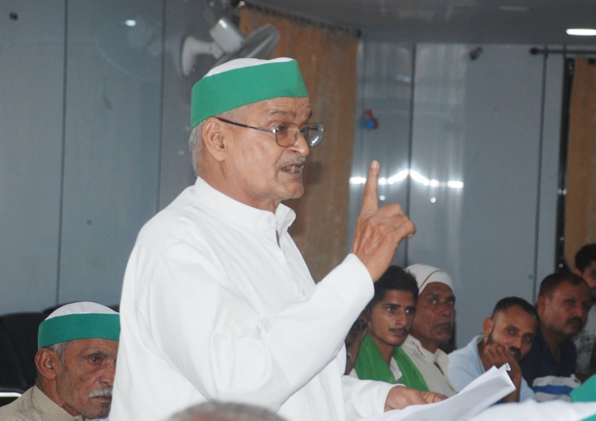 बागपत कलक्ट्रेट स्थित सभागार में अधिकारियों से जेई की शिकायत करते भाकियू नेता शिवदत्त शर्मा बागपत कलक्ट्रेट स्थित सभागार में अधिकारियों से जेई की शिकायत करते भाकियू नेता शिवदत्त शर्मा