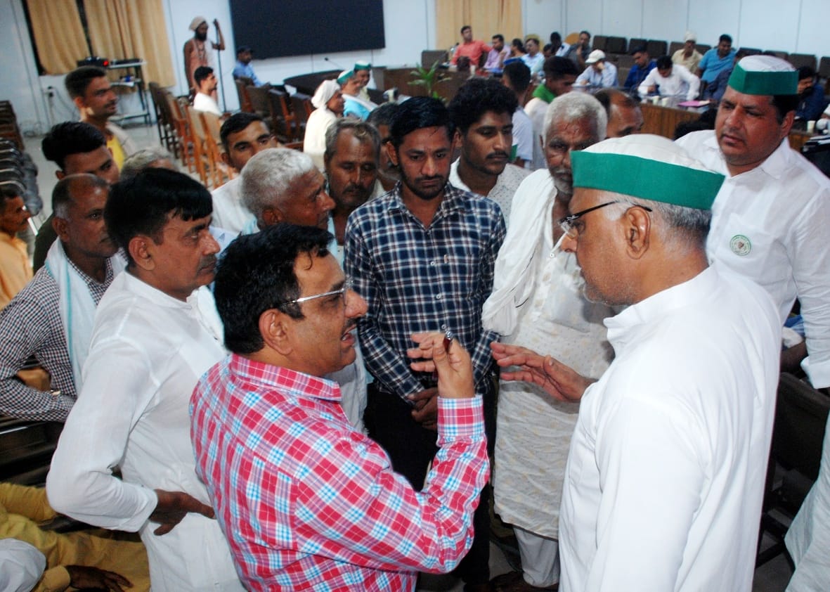 बागपत कलक्ट्रेट स्थित सभागार में किसान दिवस के दौरान गन्ना विभाग के अधिकारी को खरी खोटी सुनाते भ? बागपत कलक्ट्रेट स्थित सभागार में किसान दिवस के दौरान गन्ना विभाग के अधिकारी को खरी खोटी सुनाते भ?