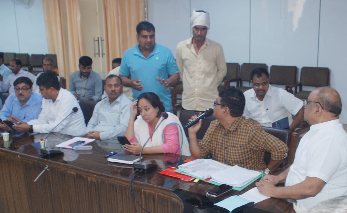 बागपत कलक्ट्रेट स्थित सभागार में किसान दिवस में अधिकारियों से समस्या रखते फैजपुर निनाना गांव के बागपत कलक्ट्रेट स्थित सभागार में किसान दिवस में अधिकारियों से समस्या रखते फैजपुर निनाना गांव के