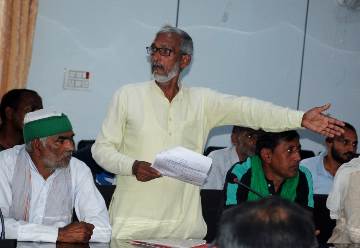 बागपत कलक्ट्रेट स्थित सभागार में किसान दिवस में बैंक अधिकारियों की शिकायत करता कर्मअलीपुर गढ़ी बागपत कलक्ट्रेट स्थित सभागार में किसान दिवस में बैंक अधिकारियों की शिकायत करता कर्मअलीपुर गढ़ी