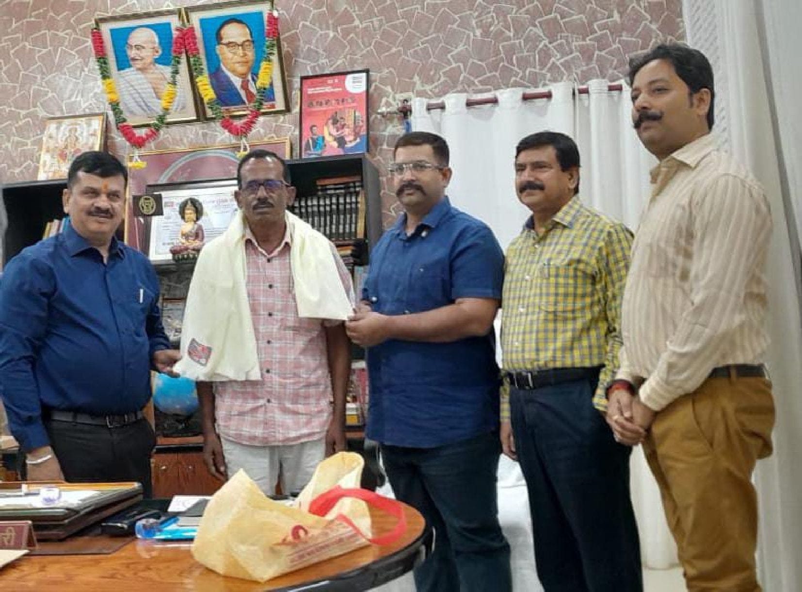  बहराइच में बेटे का पीसीएस में चयन होने के बाद वाहन चालक को सम्मानित करते डीएम व एसपी।