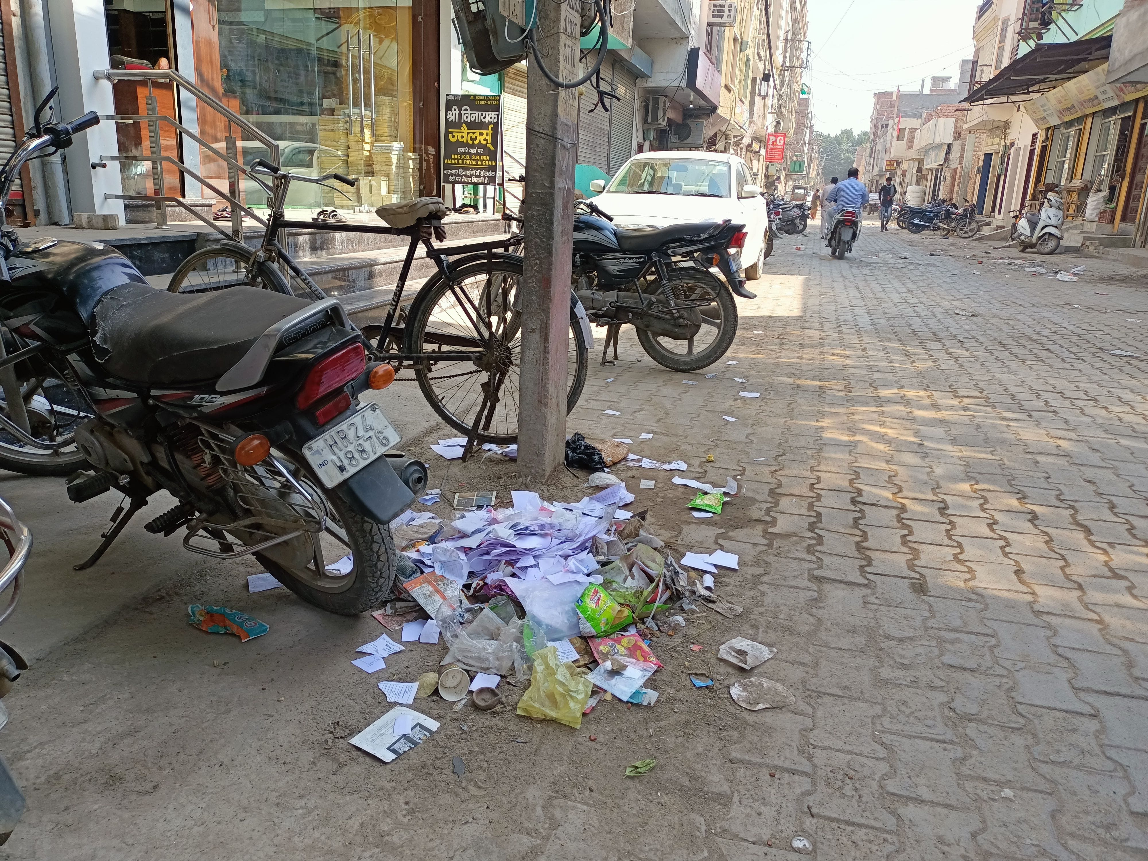 भादरा बाजार स्थित एक गली में लगा कूड़े का ढेर। संवाद