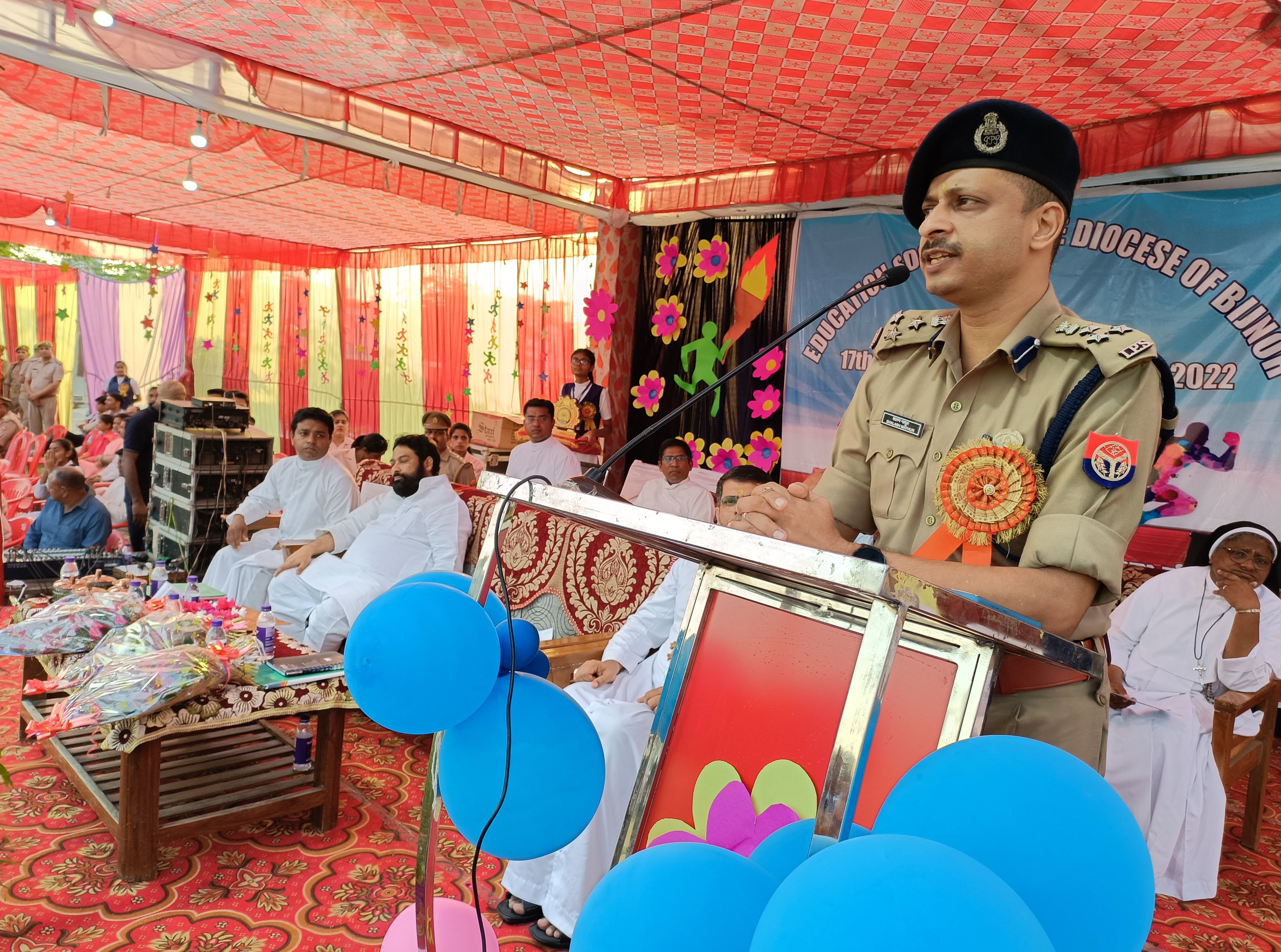बिजनौर के नजीबाबाद में सेंट मैरी स्कूल में आयोजित स्पोर्ट्स मीट में बोलते डीआईजी शलभ माथुर।