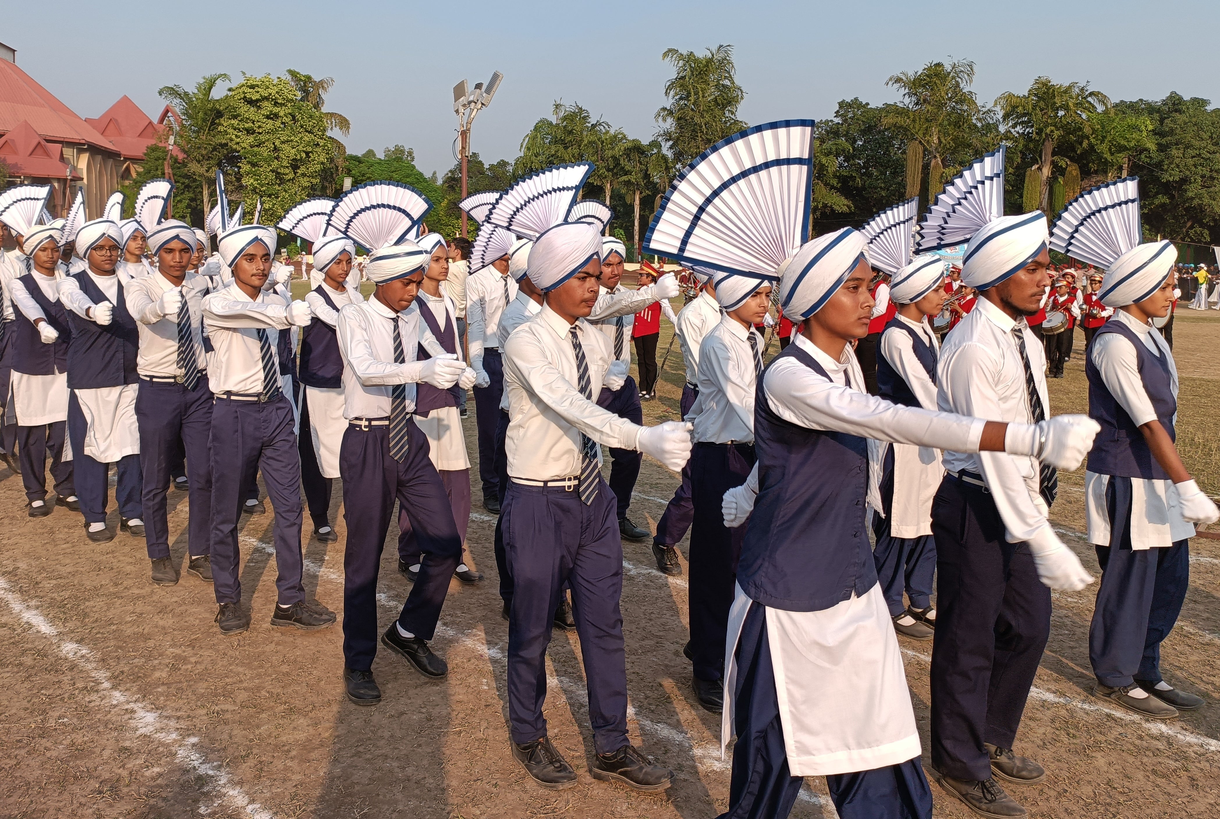 बिजनौर के नजीबाबाद में सेंट मैरी स्कूल में आयोजित स्पोर्ट्स मीट में मार्चपास्ट में भाग लेते विद?