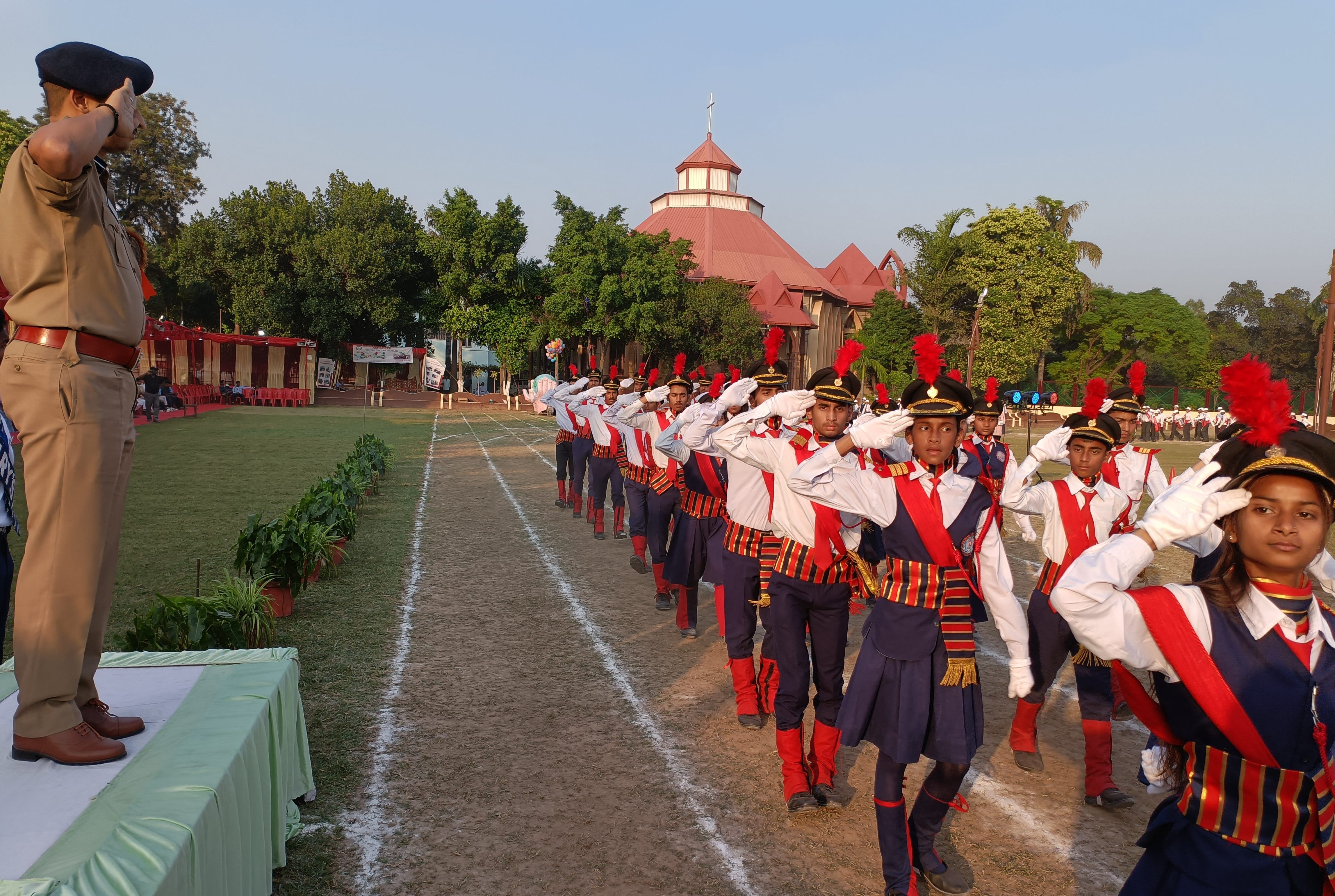 बिजनौर के नजीबाबाद में सेंट मैरी स्कूल में मार्चपास्ट की सलामी लेते डीआईजी शलभ माथुर।