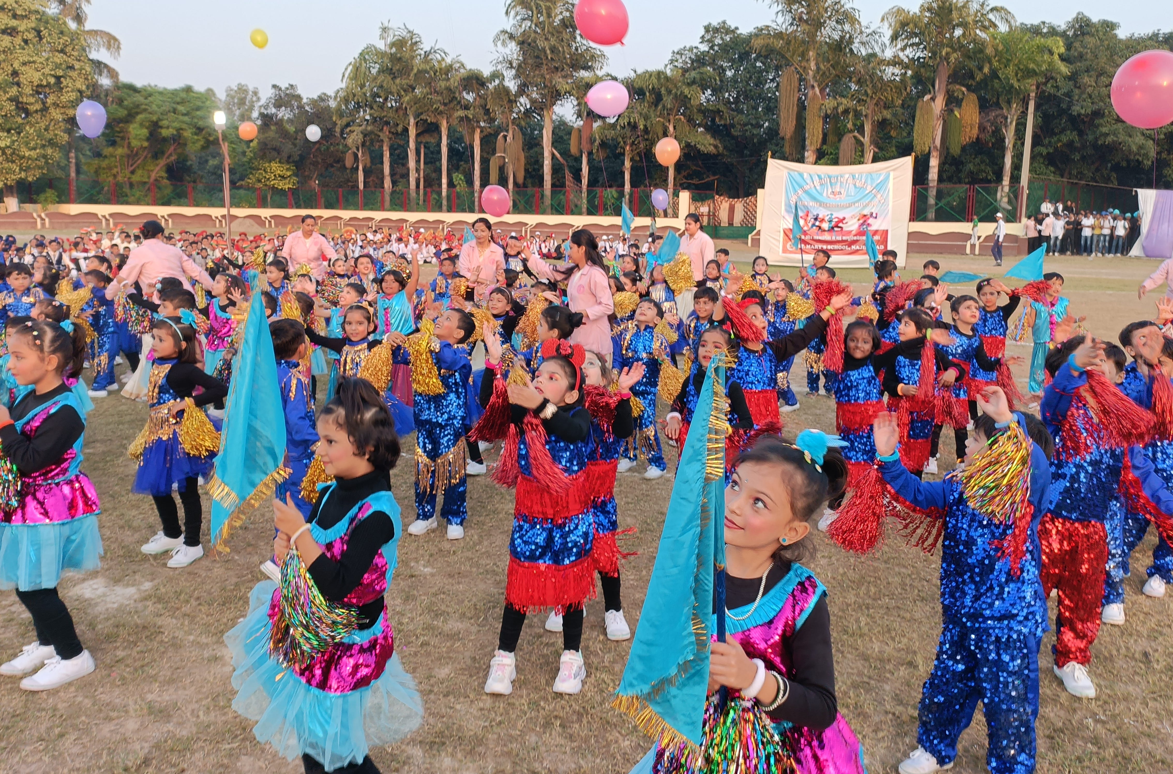 बिजनौर के नजीबाबाद में सेंट मैरी स्कूल में सांस्कृतिक प्रस्तुतियां देते विद्यार्थी।