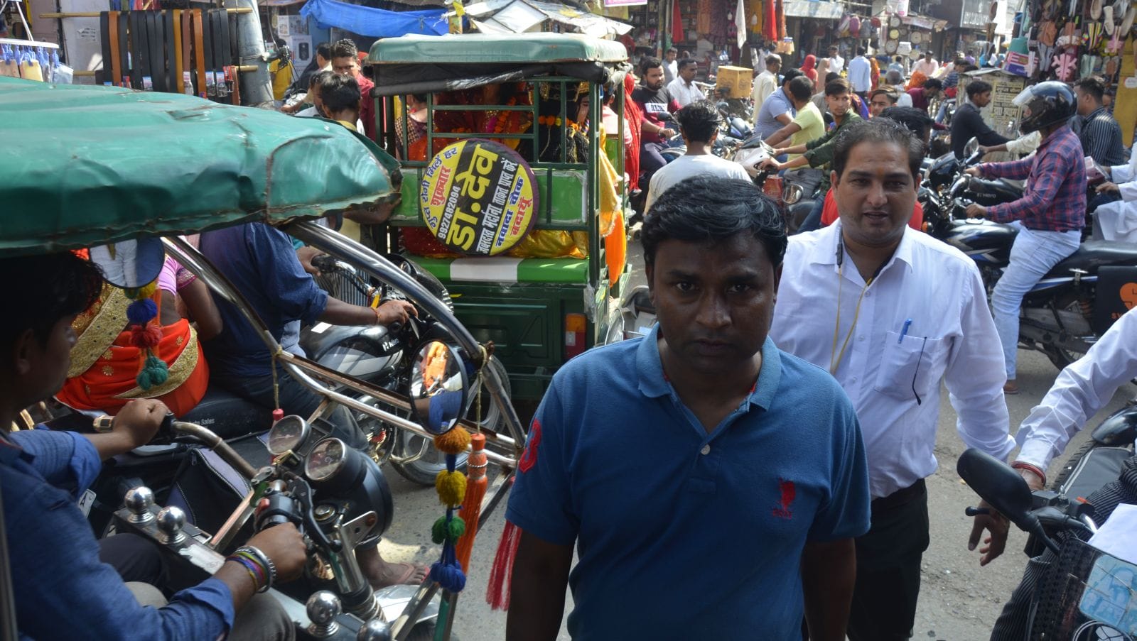 बड़ा बाजार में लगा वाहनों का जाम। संवाद (नो  एंट्री वाली खबर के साथ)