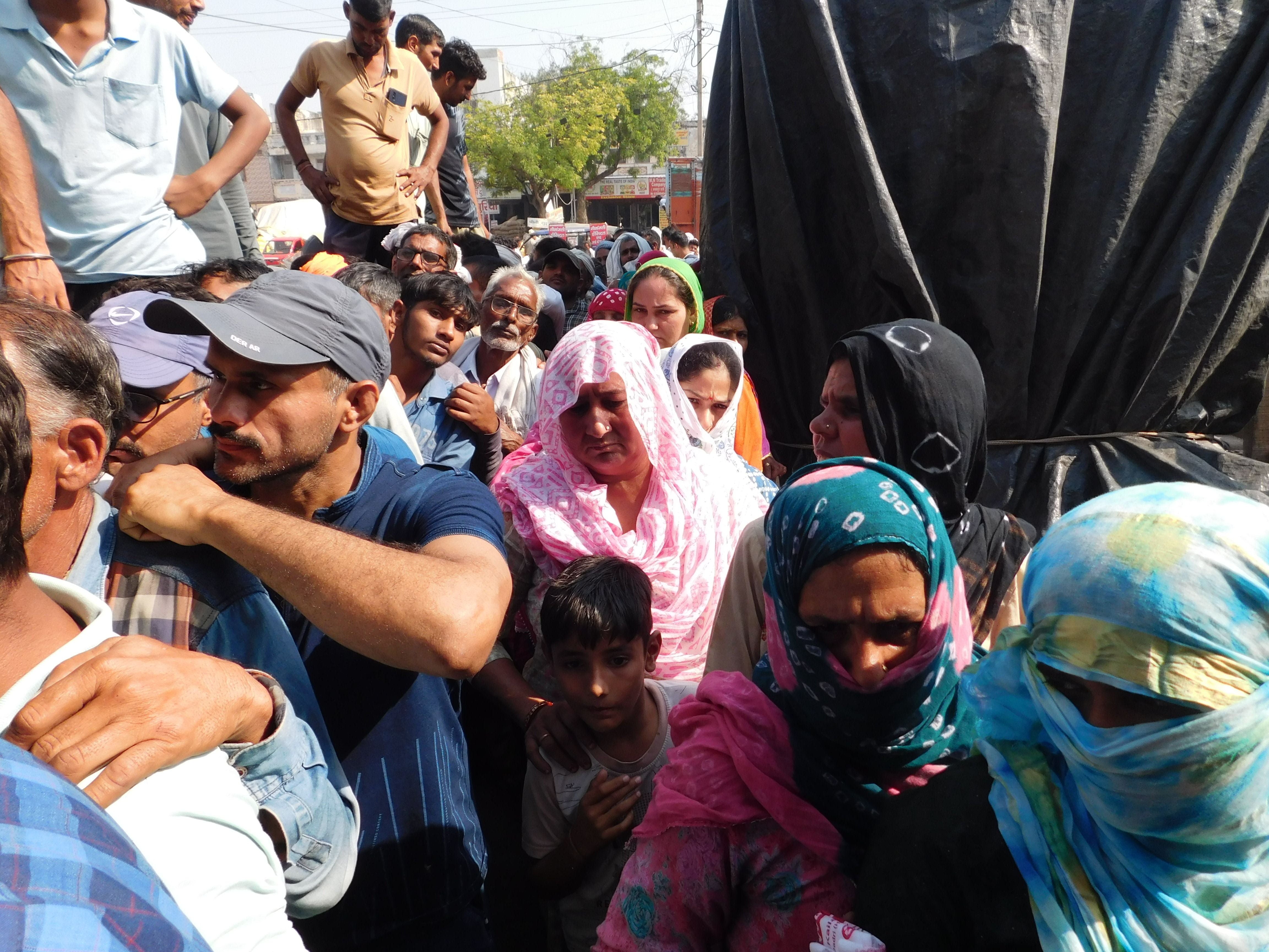 डीएपी खाद के लिए पुरानी अनाज मंडी में दुकान के बाहर लगी किसानों की भीड़। डीएपी खाद के लिए पुरानी अनाज मंडी में दुकान के बाहर लगी किसानों की भीड़।