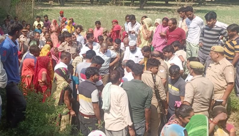 फोटो-03- घटनास्थल पर लगी लोगों की भीड़ फोटो-03- घटनास्थल पर लगी लोगों की भीड़