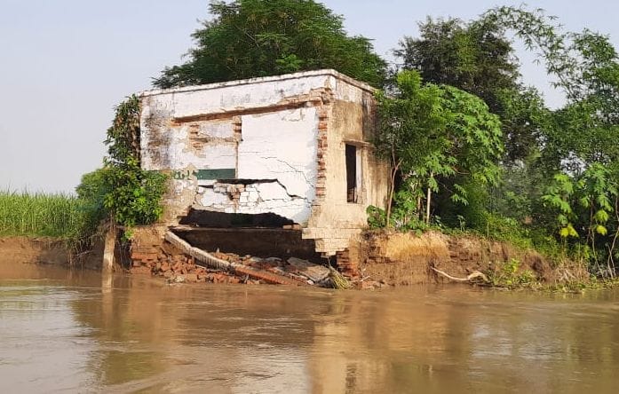 फोटो-32- गोरिया में रामगंगा नदी में समा रहा प्राथमिक विद्यालय का आखिरी कमरा फोटो-32- गोरिया में रामगंगा नदी में समा रहा प्राथमिक विद्यालय का आखिरी कमरा
