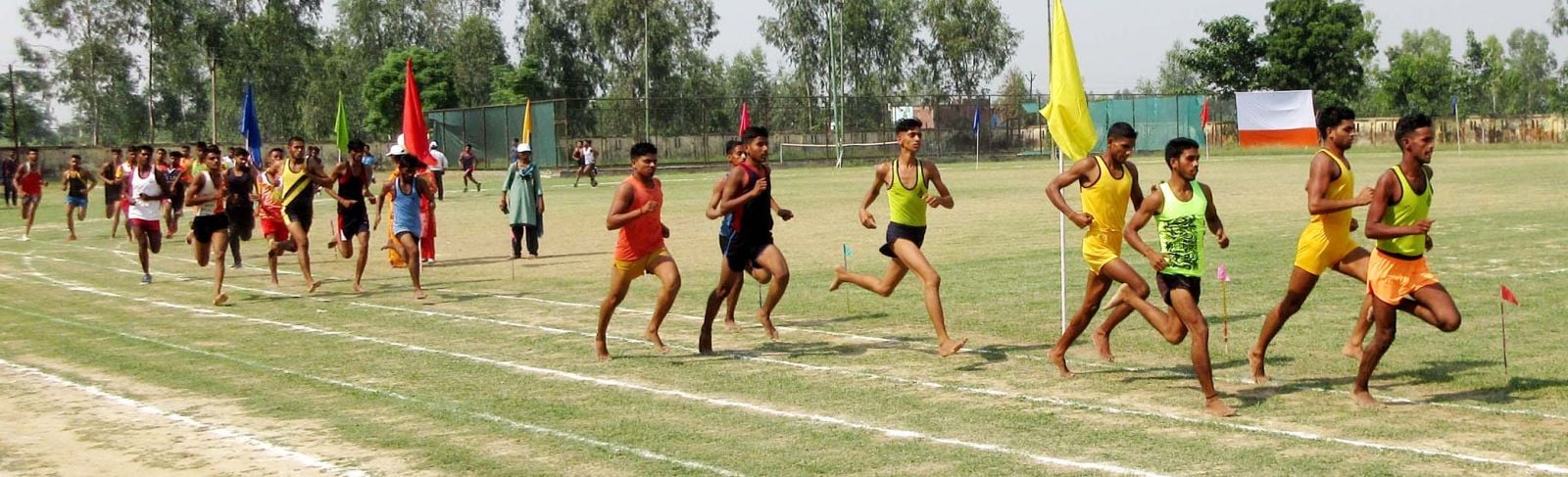 जनपदीय स्तरीय खेलकूद प्रतियोगिता के दौड़ आयोजित दौड़ में प्रतिभाग करते खिलाड़ी। संवाद