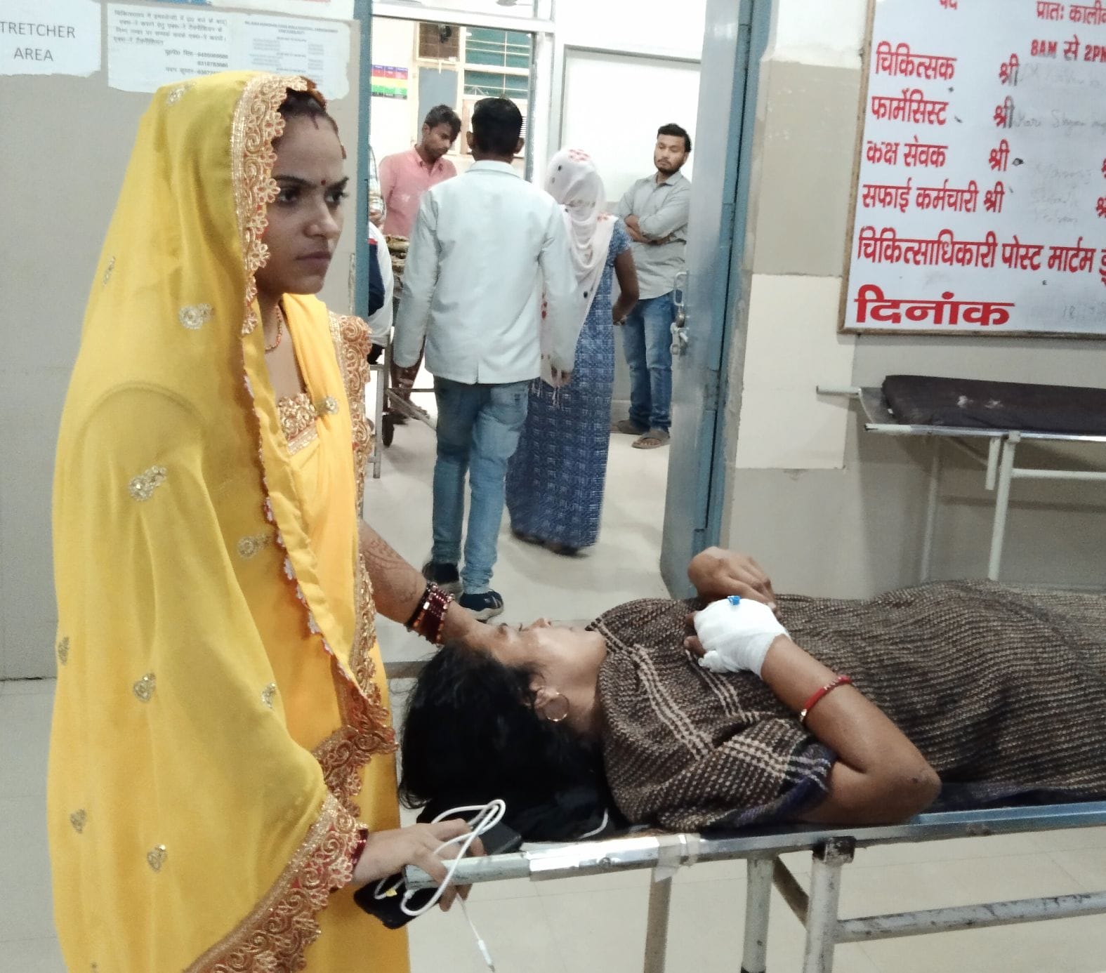 लोहिया अस्पताल की इमरजेंसी के सामने स्ट्रेचर पर लेटी शोभा मिश्रा। संवाद
