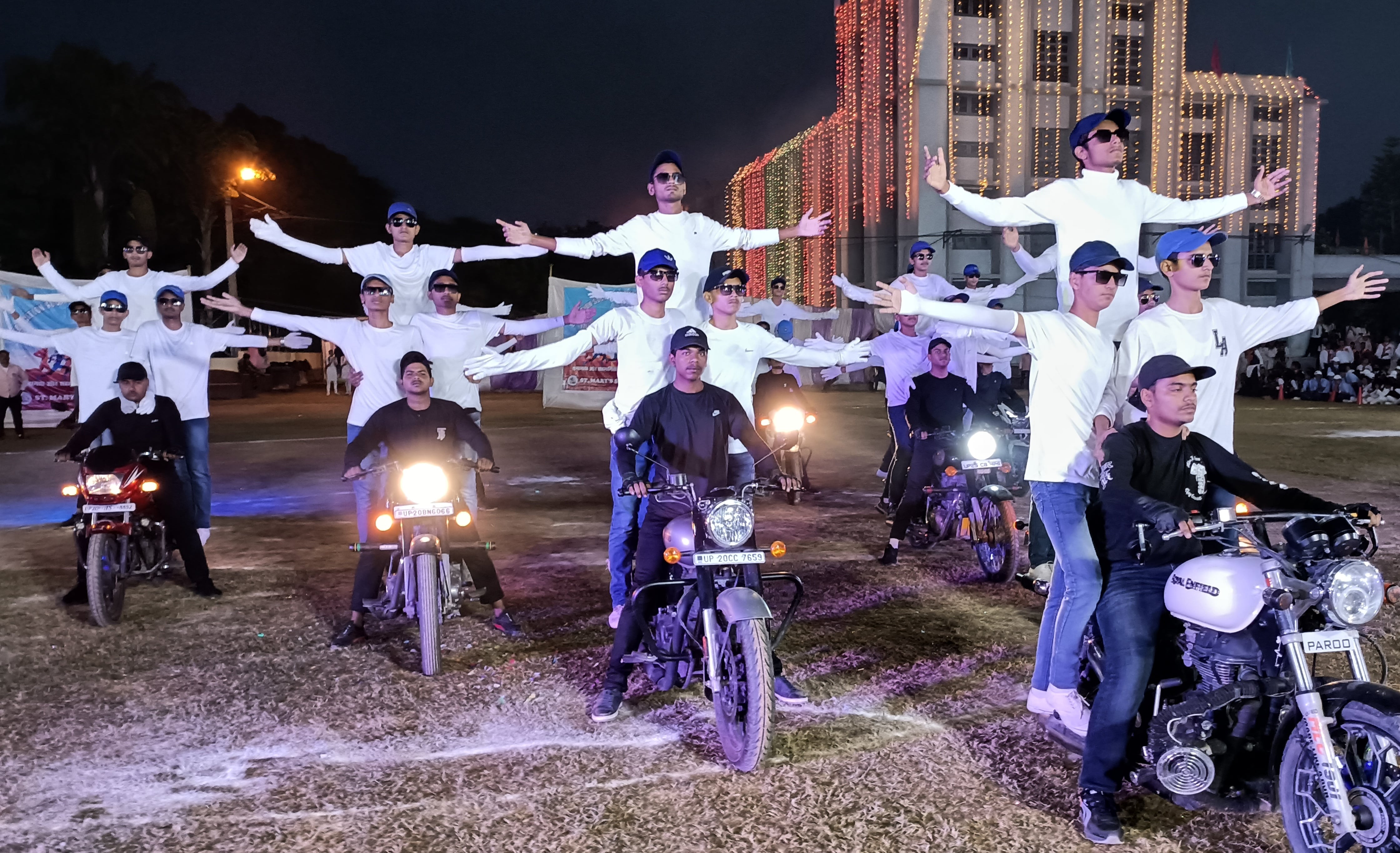 नजीबाबाद में सेंट मैरी स्कूल में आयोजित स्पोर्ट्स मीट में बाइक पिरामिड बनाते छात्र।