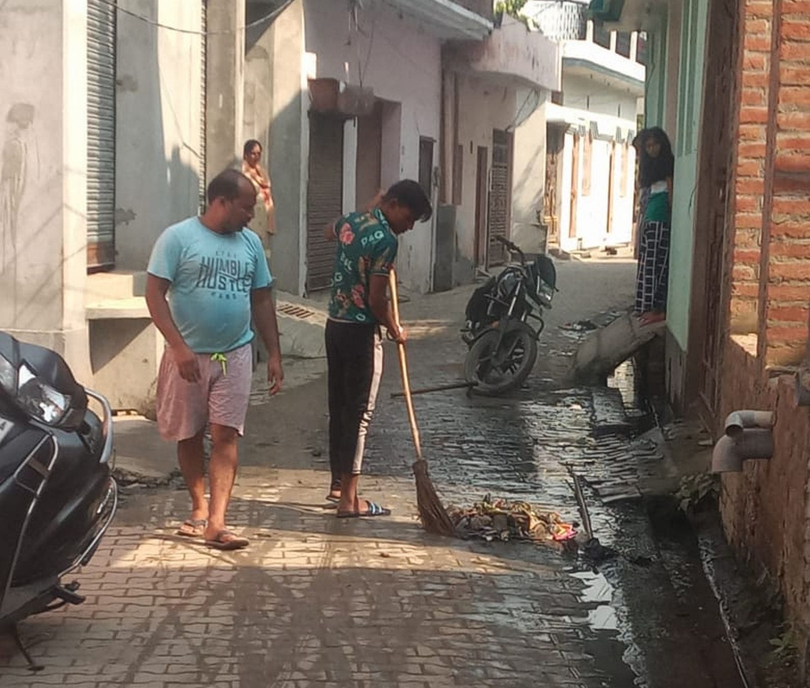 नेकपुर में नाली की सफाई करता कर्मचारी।संवाद नेकपुर में नाली की सफाई करता कर्मचारी।संवाद