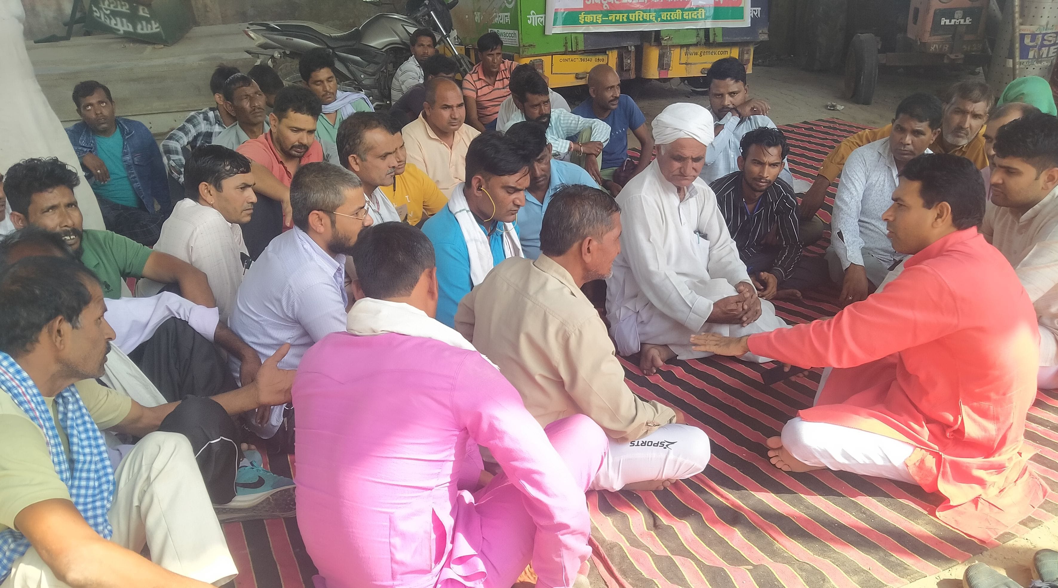 सफाई कर्मचारियों से बातचीत करने पहुंचे चेयरमैन बक्शीराम सैनी। सफाई कर्मचारियों से बातचीत करने पहुंचे चेयरमैन बक्शीराम सैनी।