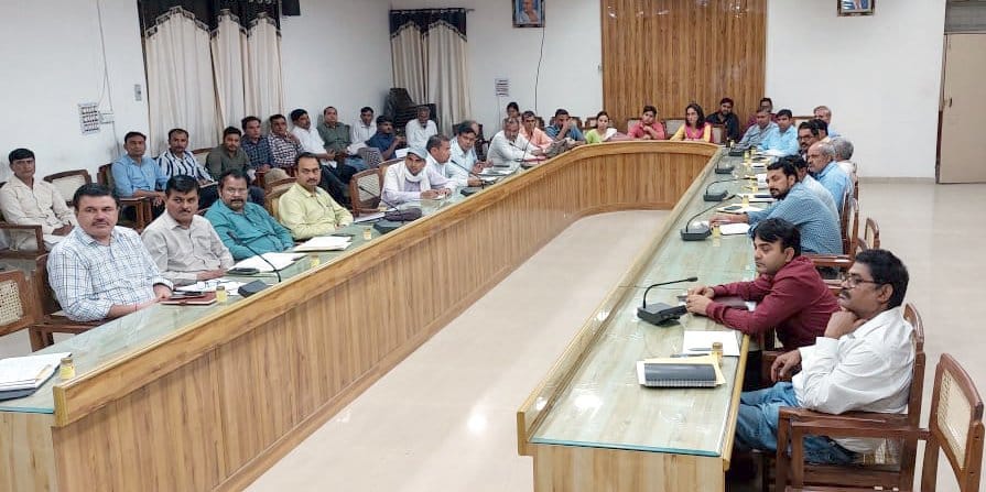 शामली कलक्ट्रेट सभागार में चुनाव की तैयारी को लेकर हुई बैठक में मौजूद अधिकारी। शामली कलक्ट्रेट सभागार में चुनाव की तैयारी को लेकर हुई बैठक में मौजूद अधिकारी।