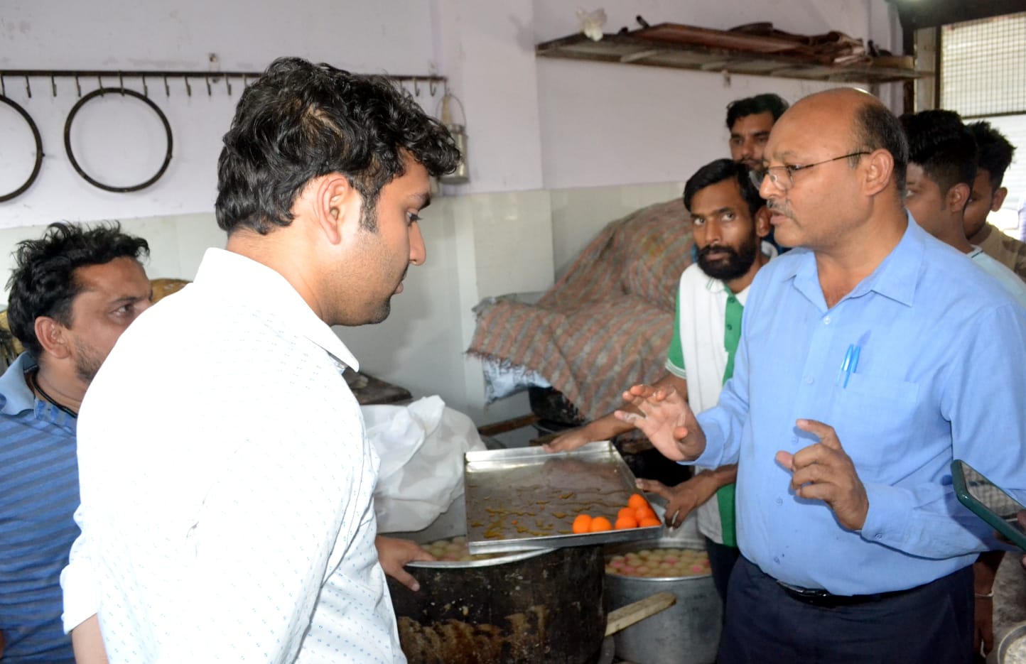 शामली में भगतजी स्वीट्स पर खाद्य सामग्री के नमूने लेने के दौरान एसडीएम को जानकारी देते खाद्य सुर? शामली में भगतजी स्वीट्स पर खाद्य सामग्री के नमूने लेने के दौरान एसडीएम को जानकारी देते खाद्य सुर?