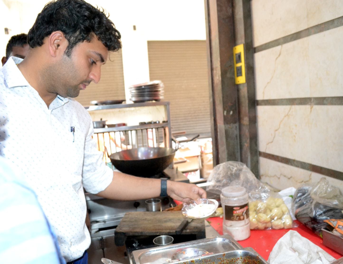 शामली में भगतजी स्वीट्स पर खाद्य सामग्री के नमूने लेने के दौरान दही व पनीर को चेक करते एसडीएम विश? शामली में भगतजी स्वीट्स पर खाद्य सामग्री के नमूने लेने के दौरान दही व पनीर को चेक करते एसडीएम विश?