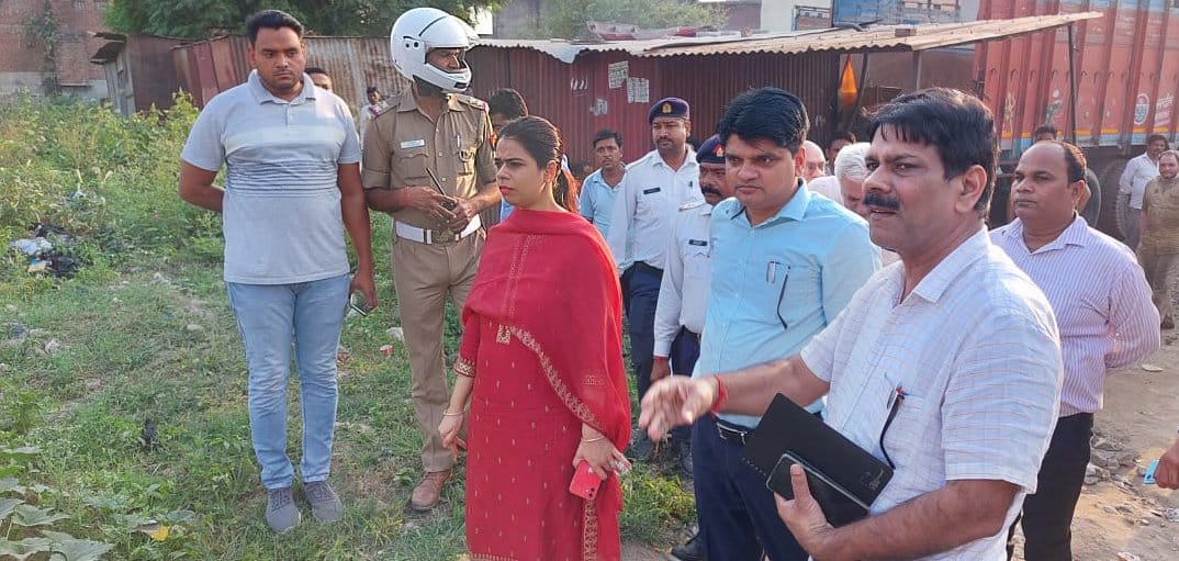 शामली में प्राइवेट बस अड्डे का निरीक्षण करती डीएम जसजीत कौर। शामली में प्राइवेट बस अड्डे का निरीक्षण करती डीएम जसजीत कौर।