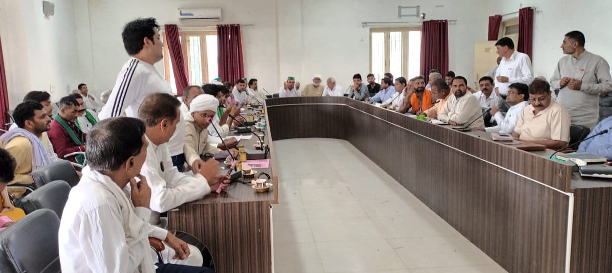 शामली विकास भवन में आयोजित किसान दिवस में गन्ना भुगतान के बारे में मिल के गन्ना महाप्रबंधक सुशील शामली विकास भवन में आयोजित किसान दिवस में गन्ना भुगतान के बारे में मिल के गन्ना महाप्रबंधक सुशील