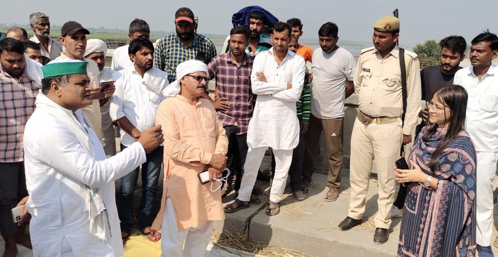 बिडौली पुल पर धरने के दौरान एसडीएम से वार्ता करते भाकियू जिला अध्यक्ष कपिल खाटियान। बिडौली पुल पर धरने के दौरान एसडीएम से वार्ता करते भाकियू जिला अध्यक्ष कपिल खाटियान।