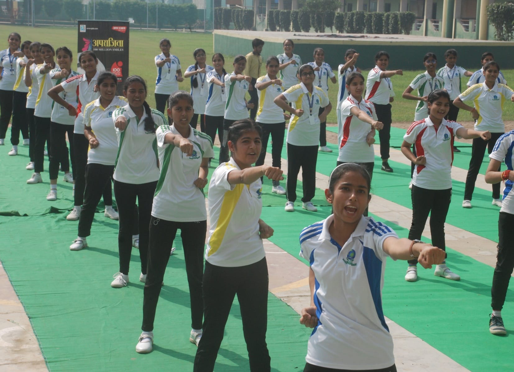 बागपत के गेटवे इंटरनेशल स्कूल में अमर उजाला फाउंडेशन की ओर से आयोजित  आत्मरक्षा के कार्यक्रम में 