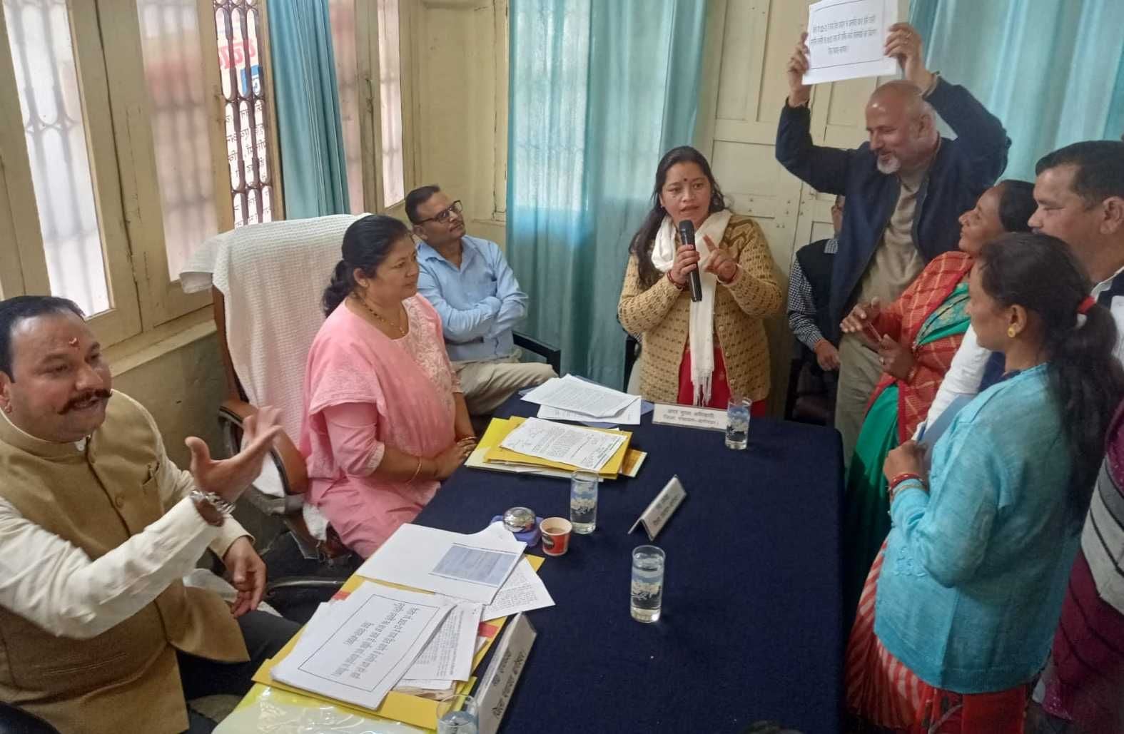 बागेश्वर जिला पंचायत में हंगामा करते सदस्य और मौजूद जिपं अध्यक्ष बसंती देव। संवाद 