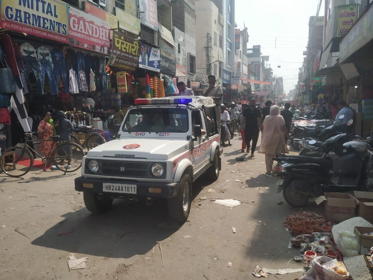 बाजार में गश्त करते शहर थाना पुलिस के जवान। संवाद बाजार में गश्त करते शहर थाना पुलिस के जवान। संवाद