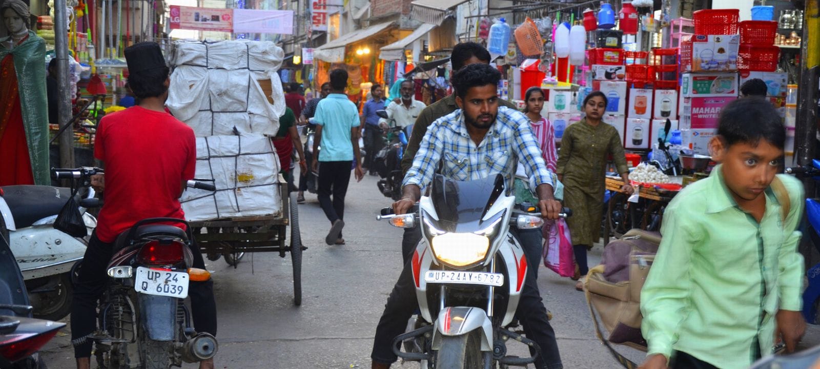 बाजार में नो एंट्री होने के बाद भी बाइक से घूमते लोग। संवाद बाजार में नो एंट्री होने के बाद भी बाइक से घूमते लोग। संवाद